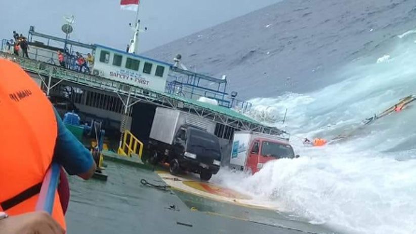 Foto Detik-Detik Kapal Feri Lestari Maju Tenggelam di Perairan Selayar - Bagian 5