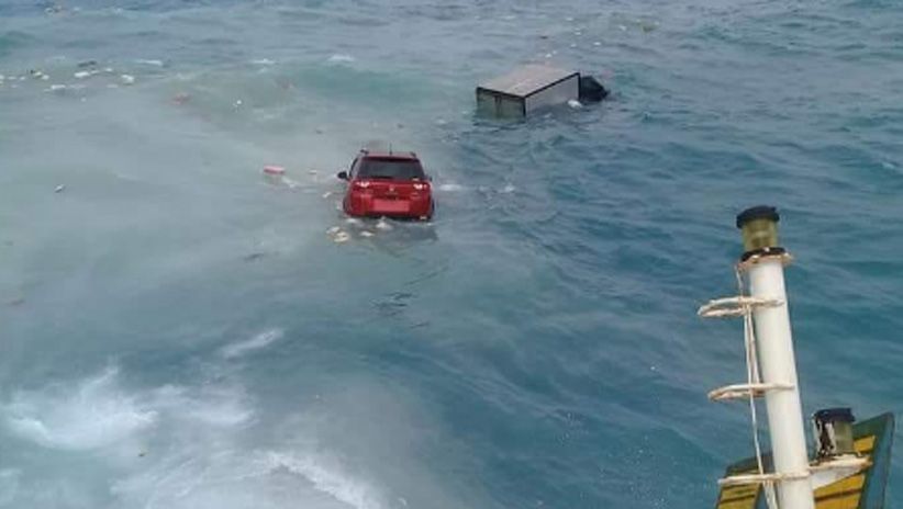 Foto Detik-Detik Kapal Feri Lestari Maju Tenggelam di Perairan Selayar - Bagian 4