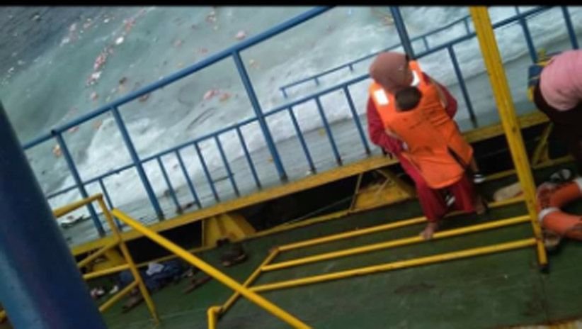 Foto Detik-Detik Kapal Feri Lestari Maju Tenggelam di Perairan Selayar - Bagian 3