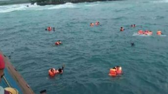 Foto Detik-Detik Kapal Feri Lestari Maju Tenggelam di Perairan Selayar - Bagian 2