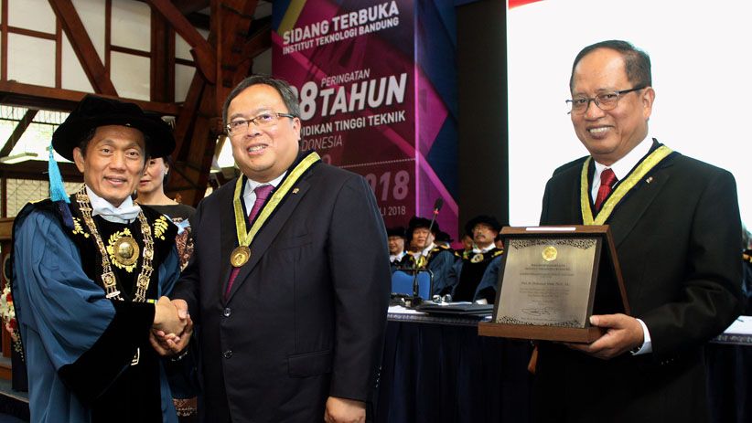 Berjasa dan Mengabdi, Menteri Bambang Terima Penghargaan dari ITB  - Bagian 1