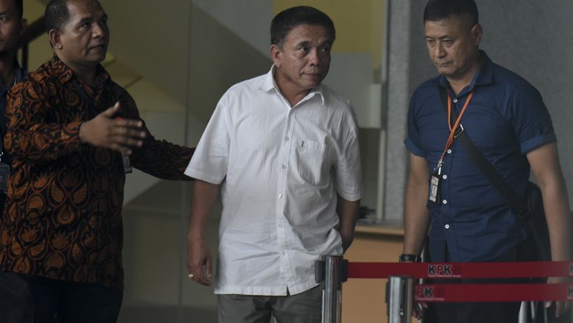 Tersenyum, Gubernur Aceh Irwandi Yusuf Tiba di KPK - Bagian 5