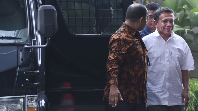 Tersenyum, Gubernur Aceh Irwandi Yusuf Tiba di KPK - Bagian 2