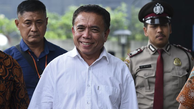 Tersenyum, Gubernur Aceh Irwandi Yusuf Tiba di KPK - Bagian 1