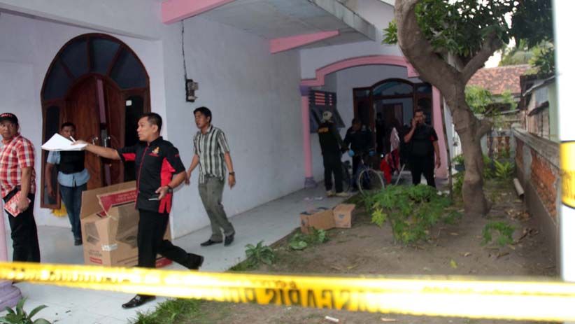 Polisi Sita Barang Bukti dari Rumah Kontrakan Pelaku Teror Bom Pasuruan - Bagian 3