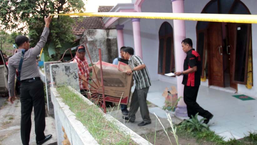 Polisi Sita Barang Bukti dari Rumah Kontrakan Pelaku Teror Bom Pasuruan - Bagian 4
