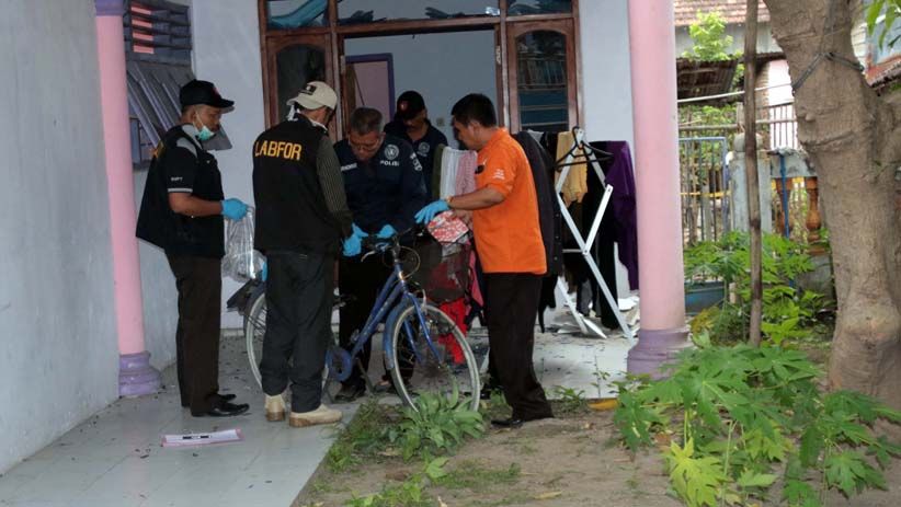 Polisi Sita Barang Bukti dari Rumah Kontrakan Pelaku Teror Bom Pasuruan - Bagian 1