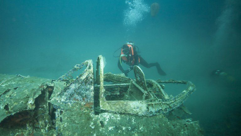 Foto Bangkai Pesawat Tempur AS yang Ditembak Jatuh di Laut Prancis - Bagian 4