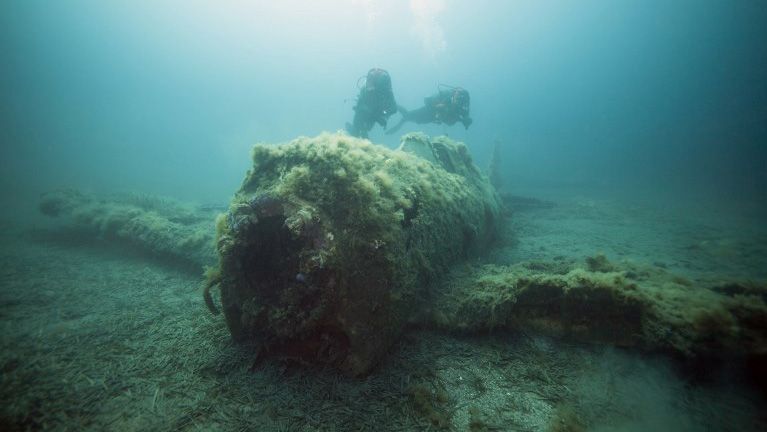 Foto Bangkai Pesawat Tempur AS yang Ditembak Jatuh di Laut Prancis - Bagian 3