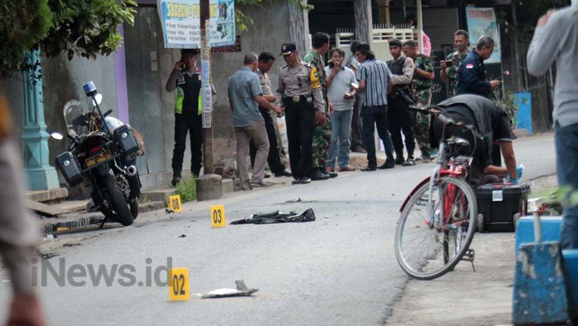 Polisi Olah TKP Ledakan Bom di Pasuruan - Bagian 4