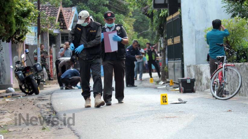 Polisi Olah TKP Ledakan Bom di Pasuruan - Bagian 3