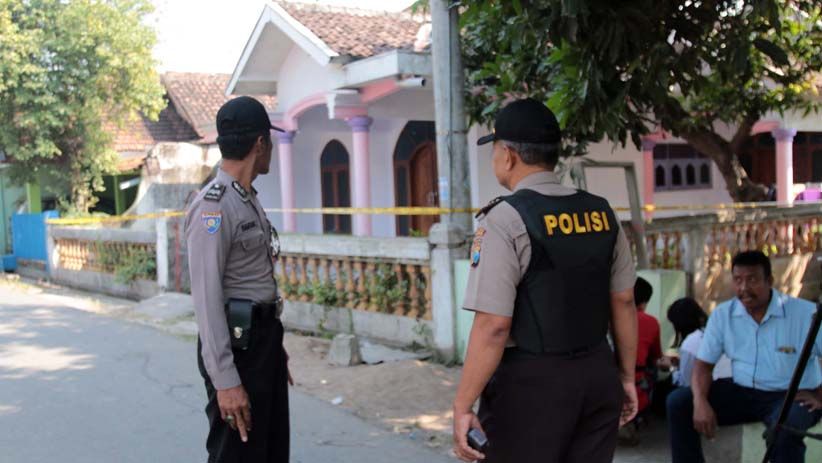 Lokasi Ledakan Bom Pasuruan Masih Dijaga Ketat - Bagian 3