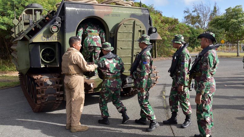 Prajurit Korps Marinir Indonesia dan Amerika Berlatih Evakuasi di Laut - Bagian 9