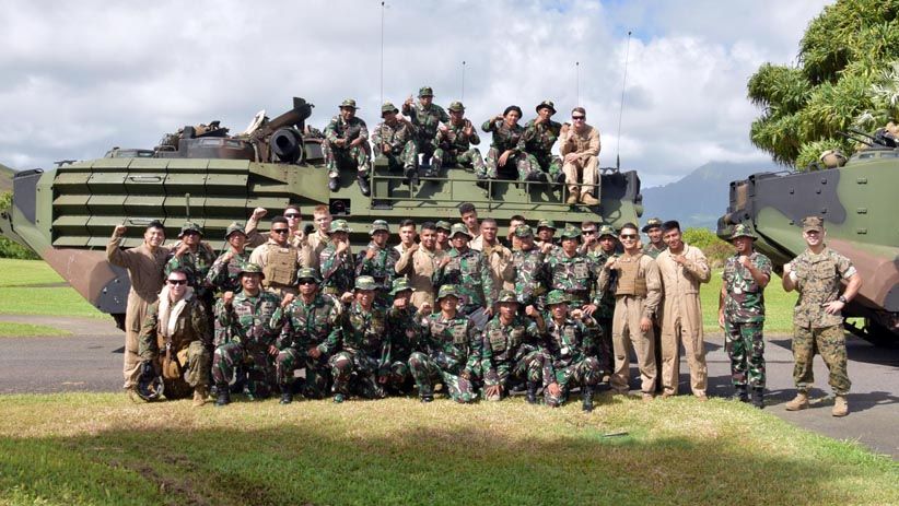 Prajurit Korps Marinir Indonesia dan Amerika Berlatih Evakuasi di Laut - Bagian 11