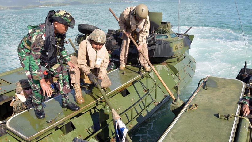 Prajurit Korps Marinir Indonesia dan Amerika Berlatih Evakuasi di Laut - Bagian 7
