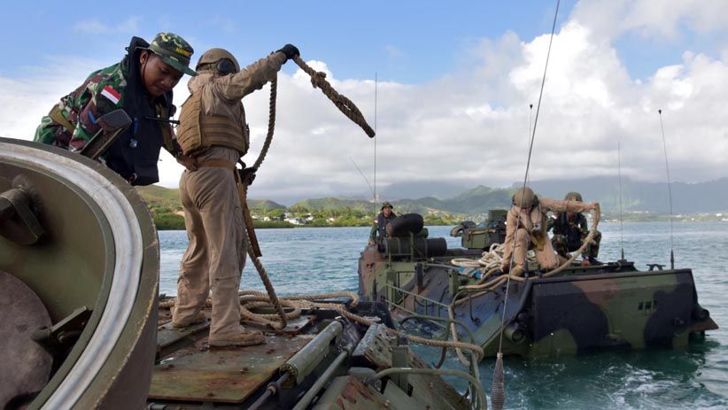 Prajurit Korps Marinir Indonesia dan Amerika Berlatih Evakuasi di Laut - Bagian 5