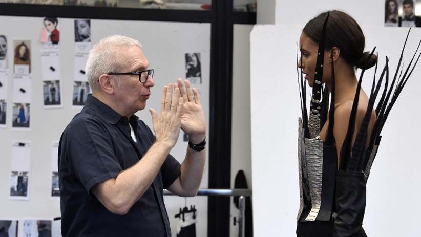 Intip Model Mencoba Busana Desainer Prancis Jean-Paul Gaultier - Bagian 5