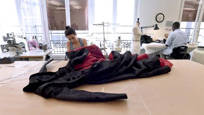 Intip Model Mencoba Busana Desainer Prancis Jean-Paul Gaultier - Bagian 6