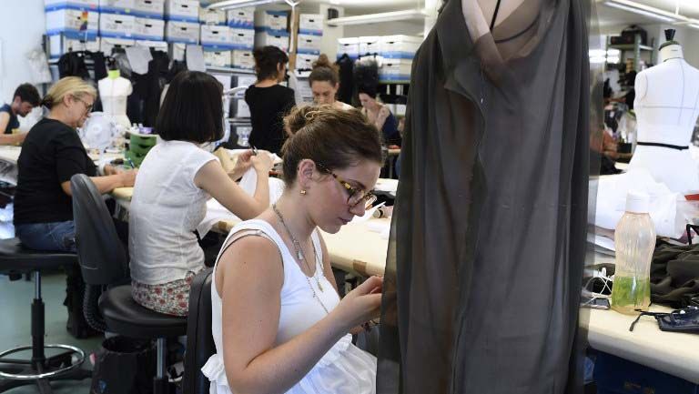 Intip Model Mencoba Busana Desainer Prancis Jean-Paul Gaultier - Bagian 7