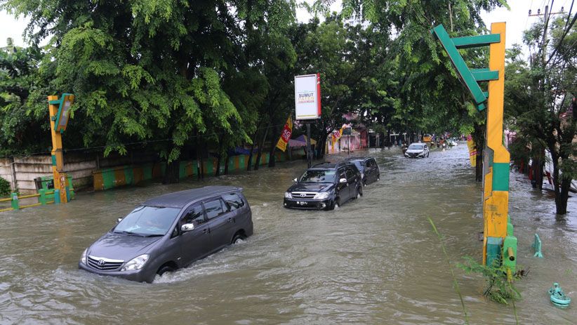 Prajurit TNI Ini Gendong Pelajar Mengarungi Banjir di Medan - Bagian 3