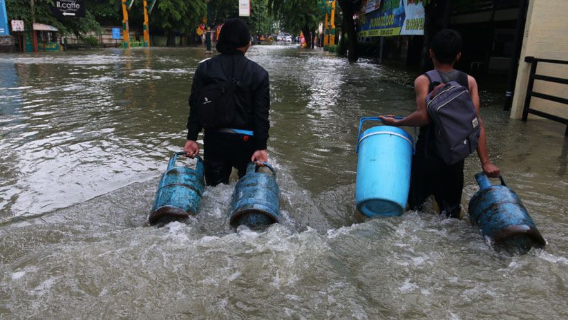 Prajurit TNI Ini Gendong Pelajar Mengarungi Banjir di Medan - Bagian 4