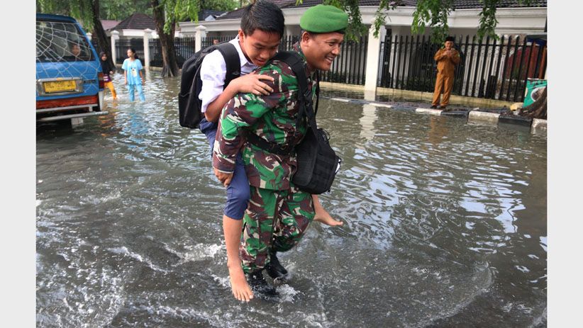 Prajurit TNI Ini Gendong Pelajar Mengarungi Banjir di Medan - Bagian 1