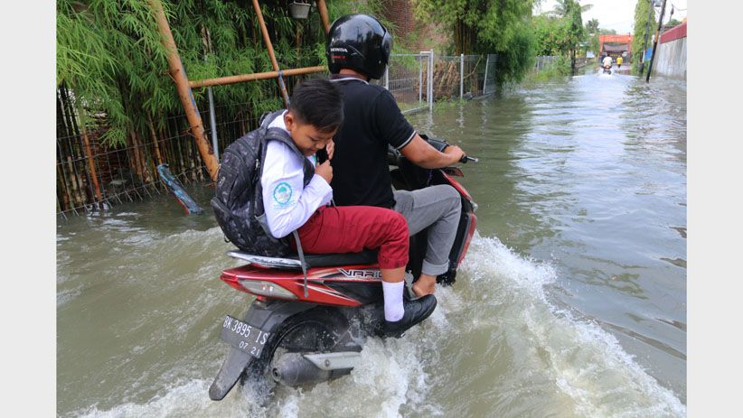 Prajurit TNI Ini Gendong Pelajar Mengarungi Banjir di Medan - Bagian 2