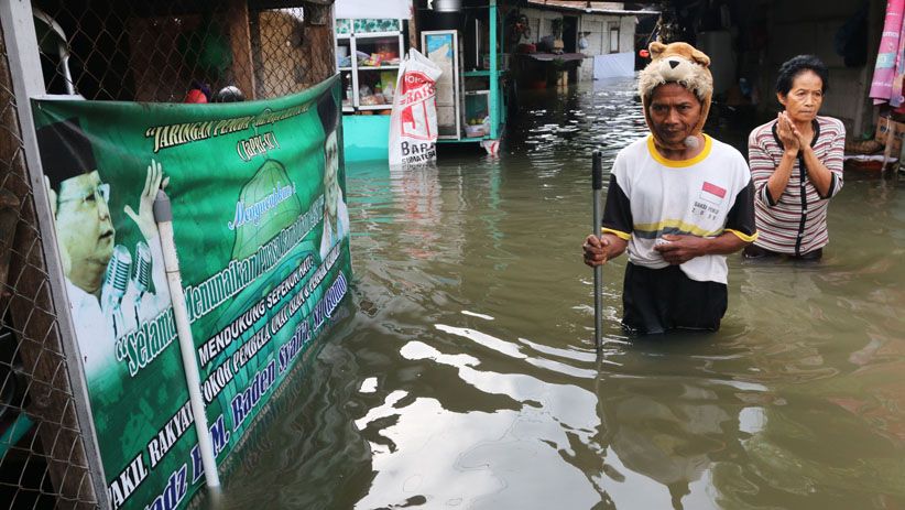 Prajurit TNI Ini Gendong Pelajar Mengarungi Banjir di Medan - Bagian 5