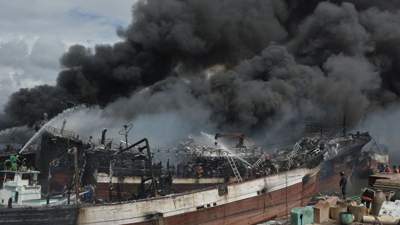 Foto-Foto 40 Kapal Ikan Hangus Terbakar di Pelabuhan Benoa - Bagian 2