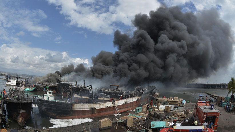Foto-Foto 40 Kapal Ikan Hangus Terbakar di Pelabuhan Benoa - Bagian 1