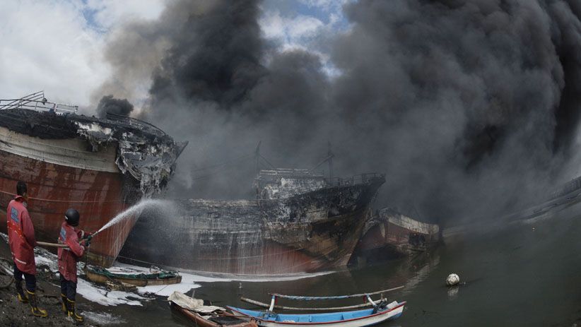 Foto-Foto 40 Kapal Ikan Hangus Terbakar di Pelabuhan Benoa - Bagian 4