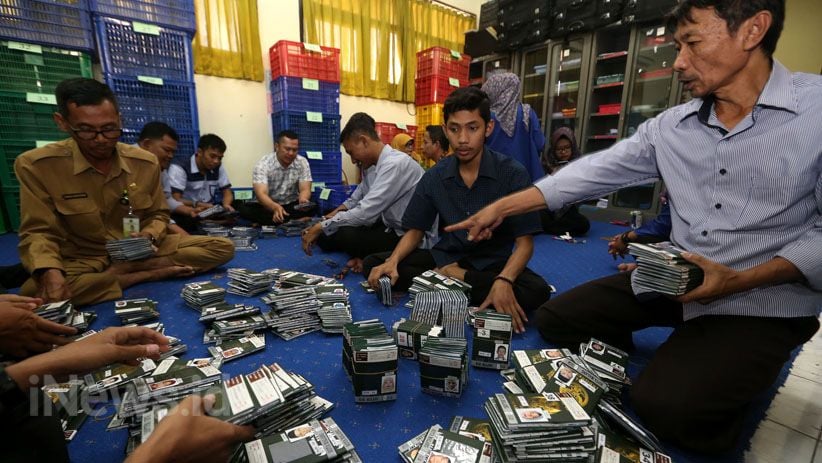 PPIH Embarkasi Surabaya Sesuaikan Paspor dan Visa Haji 2018 - Bagian 1