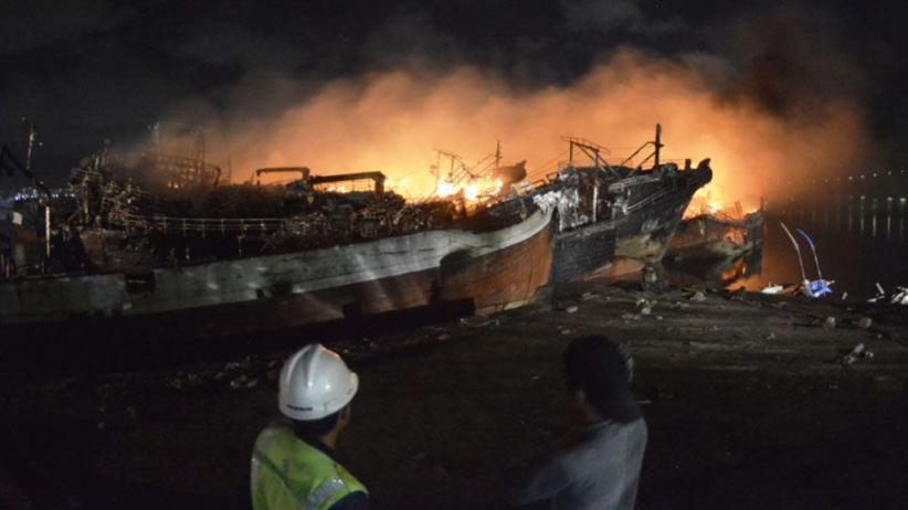 Kebakaran 40 Kapal di Pelabuhan Benoa Belum Padam - Bagian 1