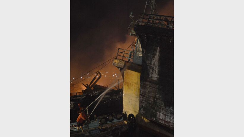 Kebakaran 40 Kapal di Pelabuhan Benoa Belum Padam - Bagian 2