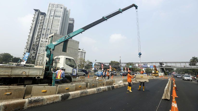 Beton Pembatas Jalur Busway di Jalan Jenderal Sudirman Mulai Dipasang - Bagian 2