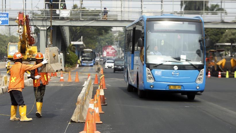 Beton Pembatas Jalur Busway di Jalan Jenderal Sudirman Mulai Dipasang - Bagian 3
