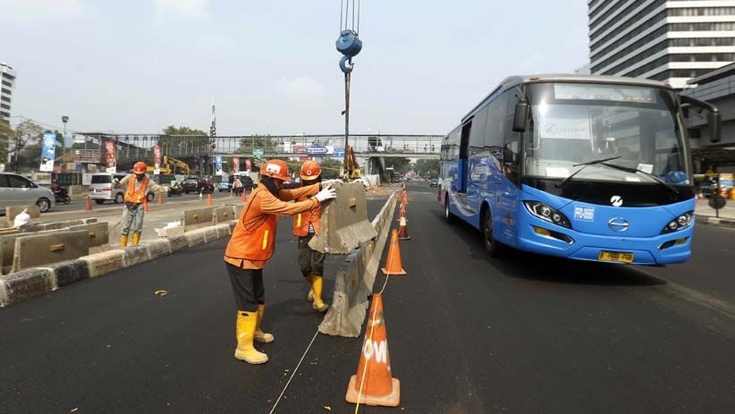 Beton Pembatas Jalur Busway di Jalan Jenderal Sudirman Mulai Dipasang - Bagian 1
