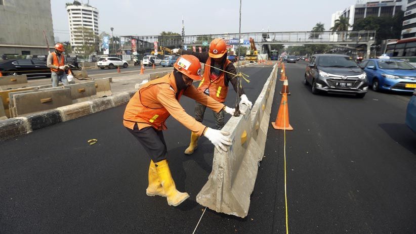 Beton Pembatas Jalur Busway di Jalan Jenderal Sudirman Mulai Dipasang - Bagian 4