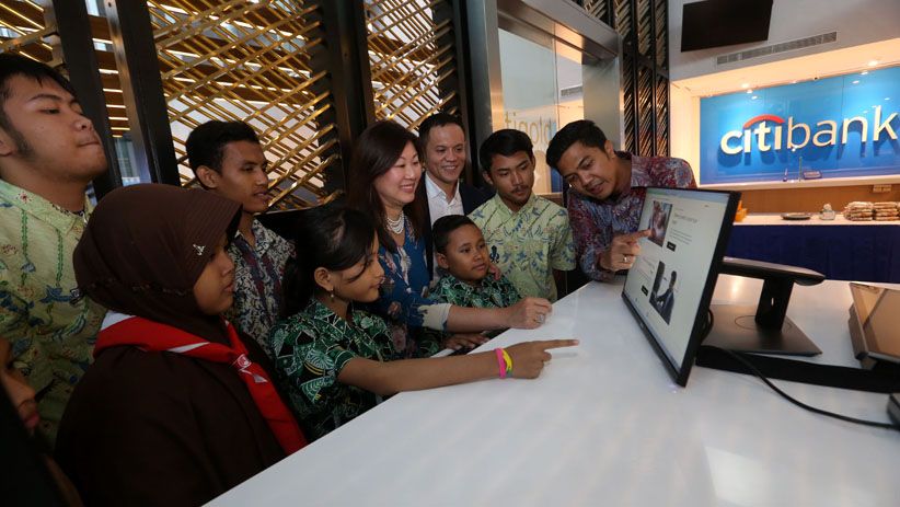 Siapkan Generasi Digital, Citi Indonesia Donasikan 50 Komputer di Surabaya - Bagian 1