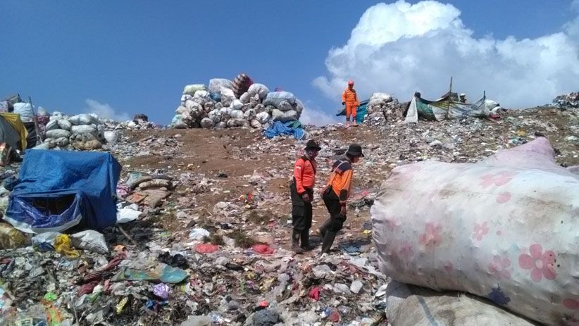 Tim SAR Kesulitan Cari Pemulung Tertimbun Longsoran Sampah di Malang - Bagian 1