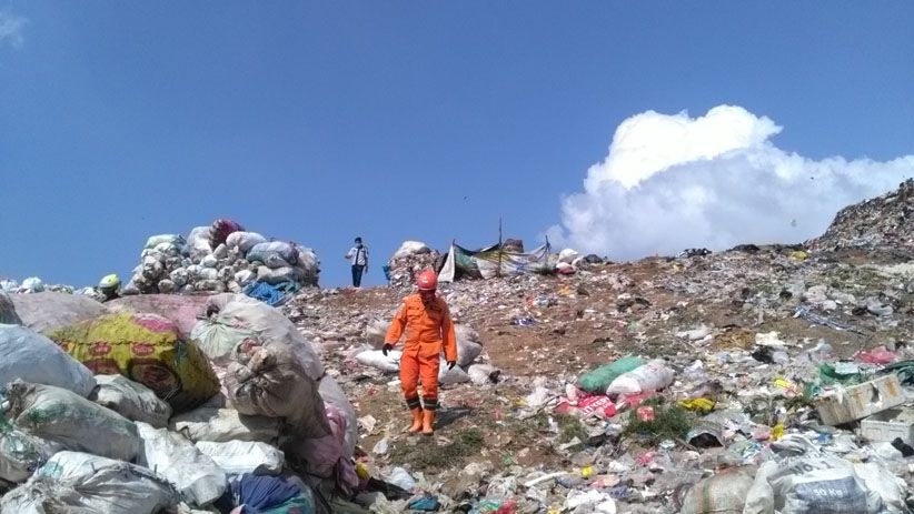 Tim SAR Kesulitan Cari Pemulung Tertimbun Longsoran Sampah di Malang - Bagian 4