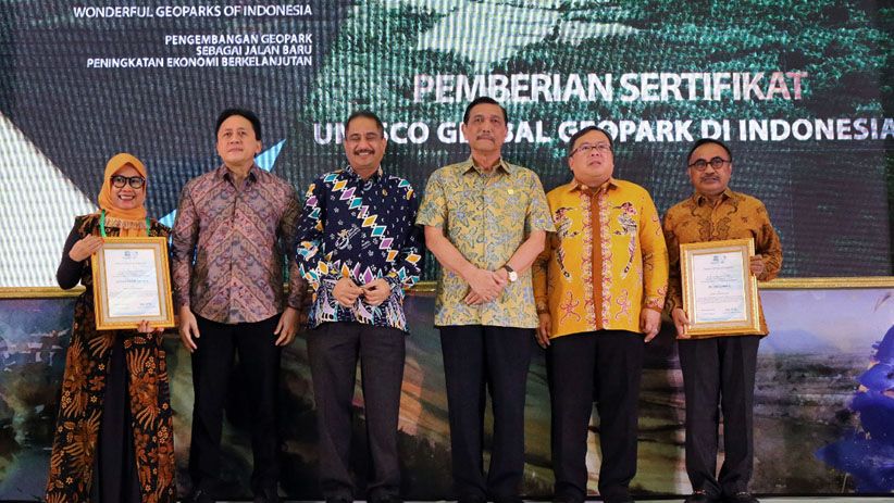 Menteri Bambang Berikan Sertifikat Unesco Global Geopark di Indonesia - Bagian 2