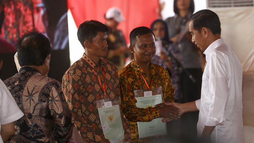 Presiden Jokowi Bagikan 6.000 Sertifikat Tanah untuk Warga Sumsel - Bagian 2