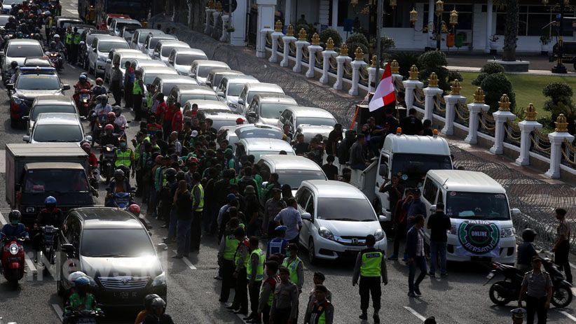 Ratusan Driver Ojek Online Tagih Payung Hukum ke Pemprov Jatim - Bagian 3