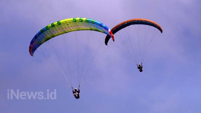 title Wisata Paralayang di Puncak Cisarua Bogor, Fasilitas hingga Tarif Wisata Paralayang di Puncak Cisarua Bogor, Fasilitas hingga Tarif