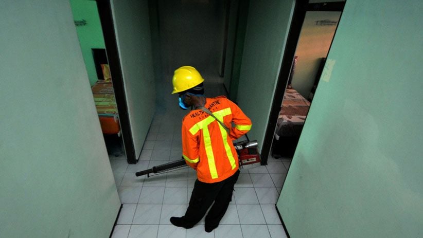 Jelang Kedatangan Jamaah, Asrama Haji Embarkasi Surabaya Di-fogging - Bagian 3