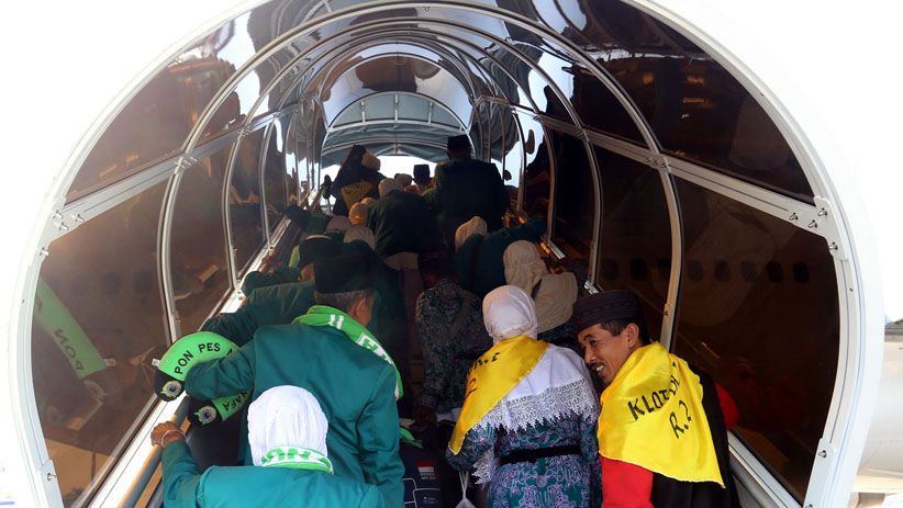 Kloter Pertama Jamaah Calon Haji Embarkasi Surabaya Berangkat ke Tanah Suci - Bagian 6