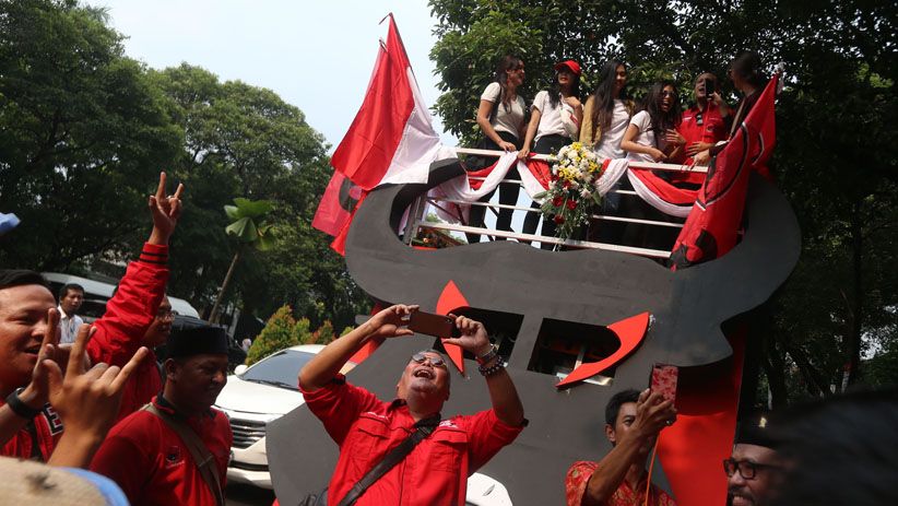 Iringi Daftar Caleg ke KPU, Simpatisan PDIP Bawa Ondel-Ondel - Bagian 6