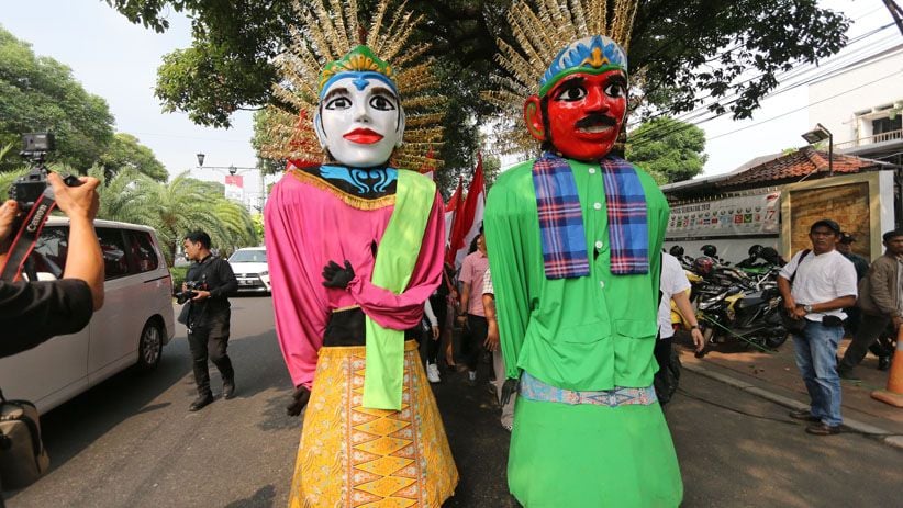 Iringi Daftar Caleg ke KPU, Simpatisan PDIP Bawa Ondel-Ondel - Bagian 3