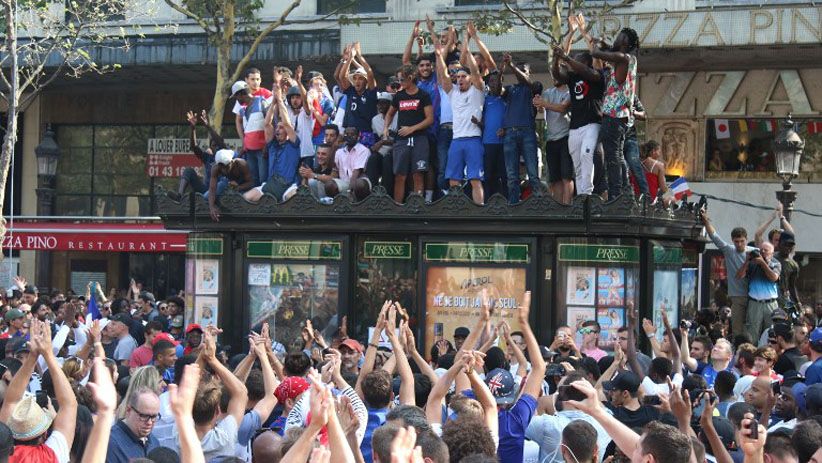 Kepulangan Timnas Prancis Disambut Ribuan Suporter dan Pesawat Tempur - Bagian 4